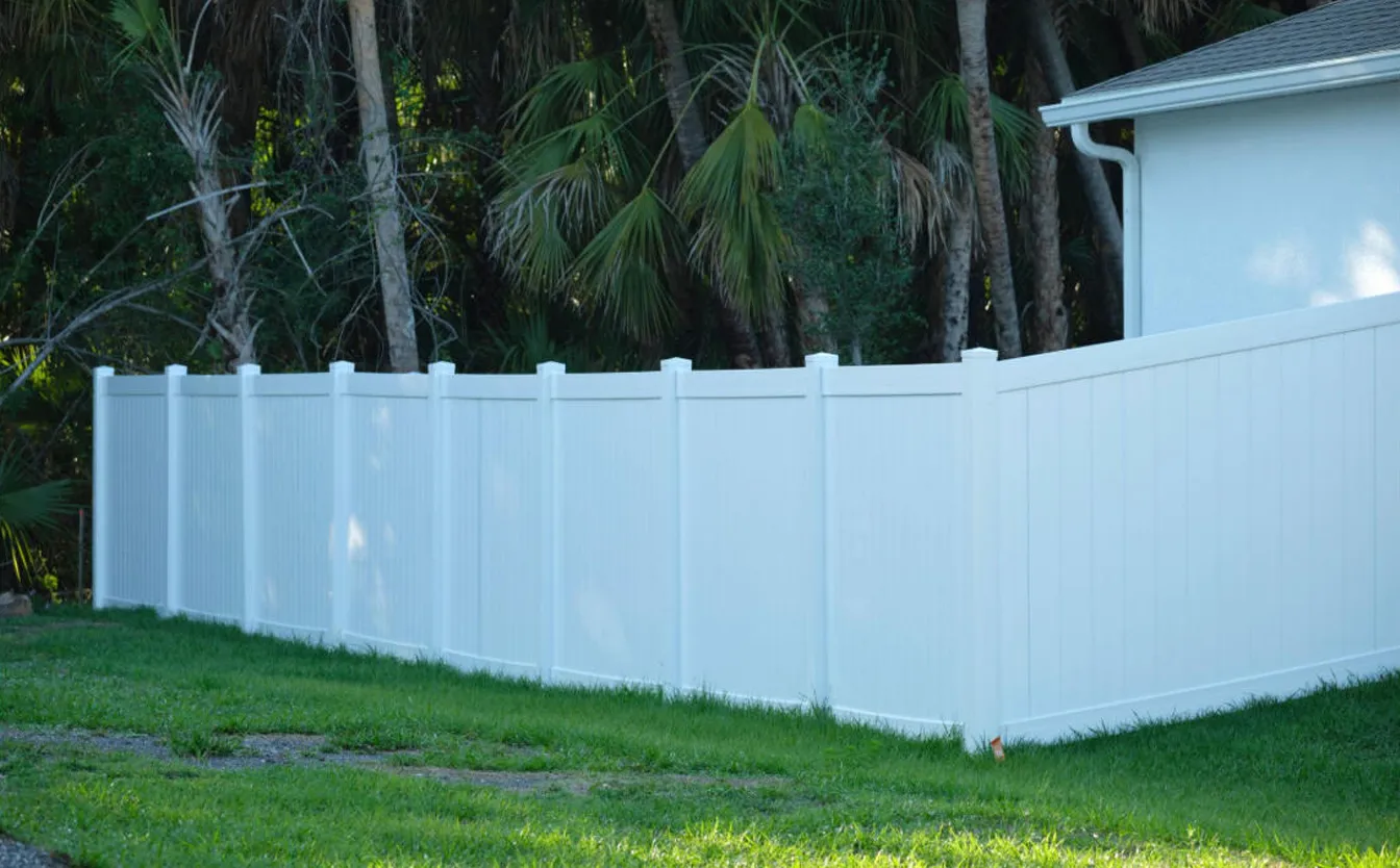 Aluminum vs Vinyl Fence: Which Is the Better Investment?
